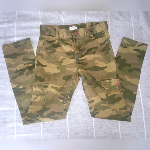 Children's Place Girls Camo Cargo Jeans 10 - Picture 1 of 3